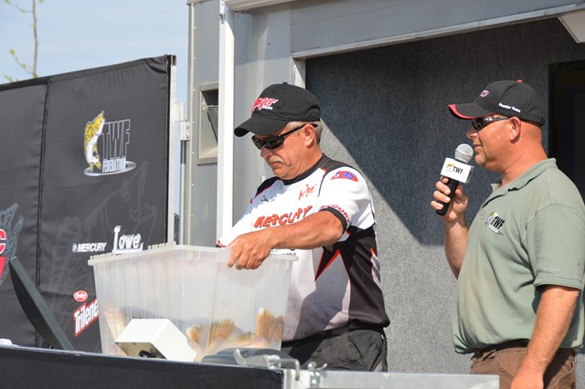 11F0B145-4606-4C12-9AEE-E9A49C8C859B