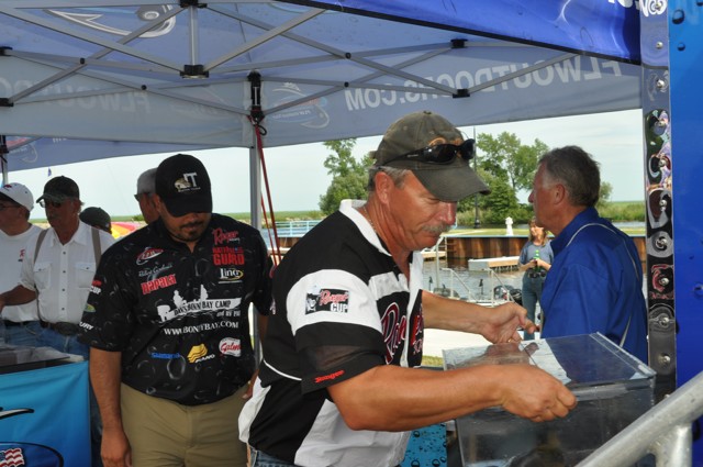 16F37D90-F181-40BA-BEB7-054695986523