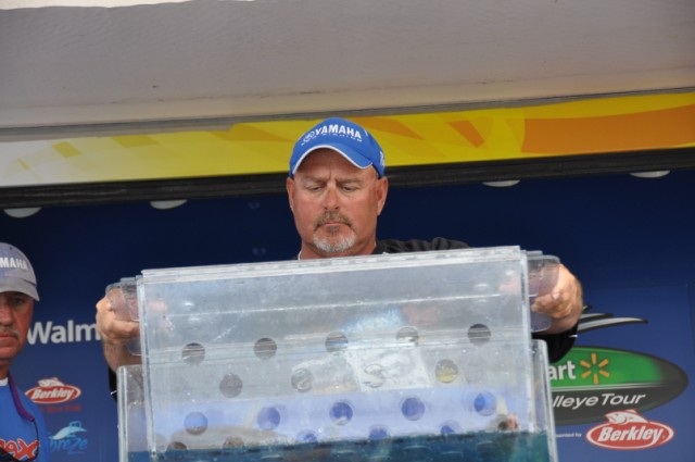 2B70F6F6-1F71-4733-9BE8-1E6B7EC1AE2A