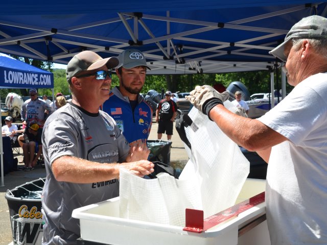 77C8AA6F-5FEB-4EA6-A515-6B2AC939213D