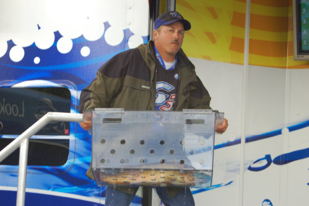 8FAAEEAD-1E07-4F51-AD63-B21694C21B1C