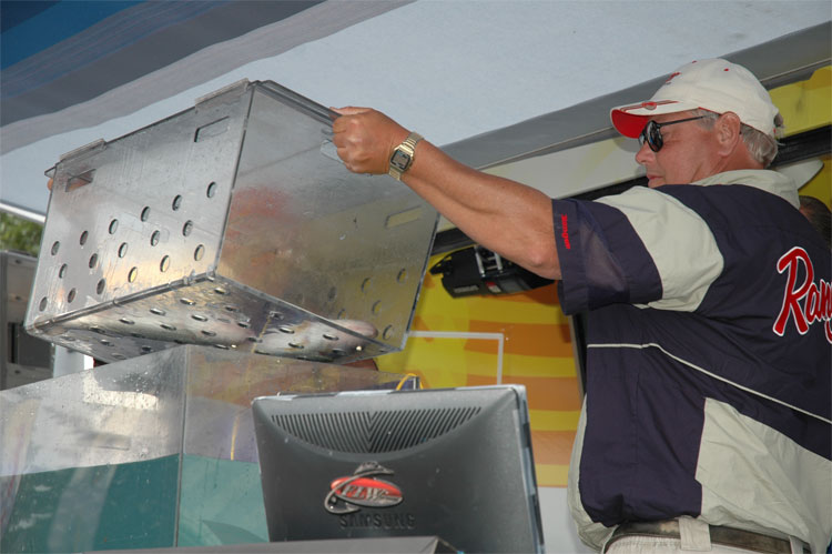 99883AC9-40A7-4E66-A894-0A7DF60C4B00