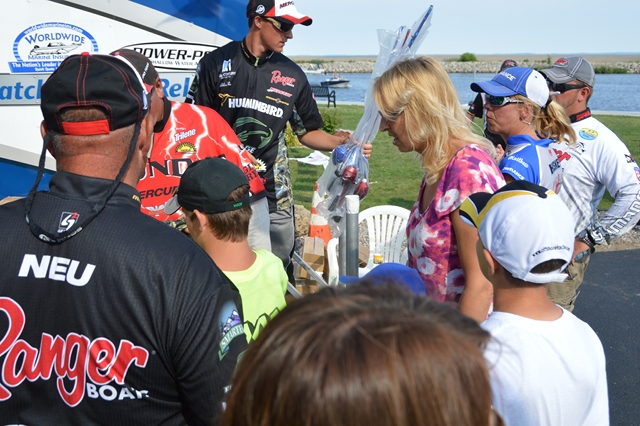 9ACCE4CE-410A-4F02-A8DE-D329319344E2