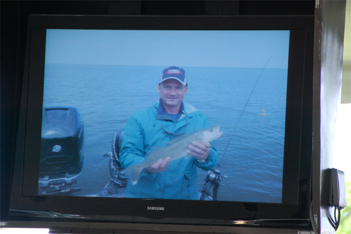 B4F6742E-5A83-44A3-BE4C-ACC4931B62F1