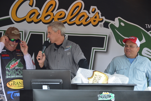 C02BA401-2349-41E0-AE3C-095D8AED4259