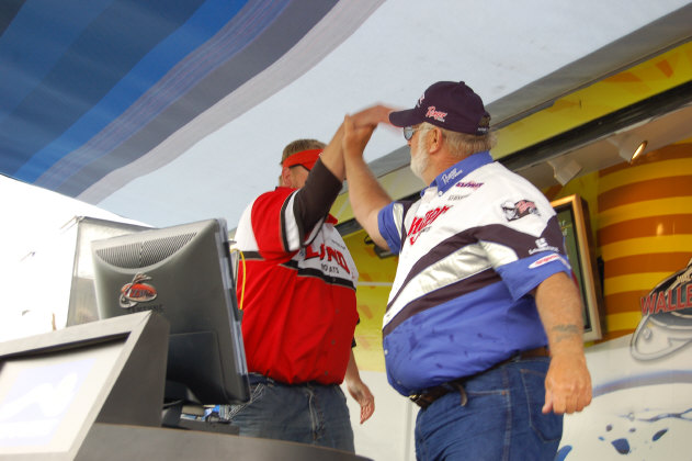 EA883335-79DF-41B3-B5B6-881D2A7CC28A