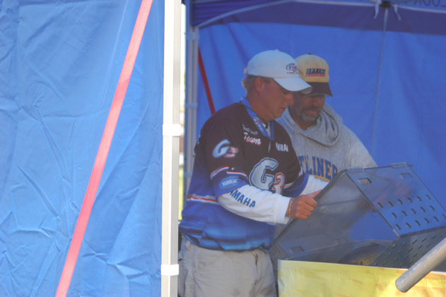 EB5AFB40-2144-409F-93FC-9D1C1E22BF65