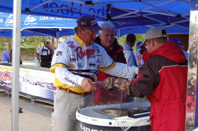 FB948E1D-73D5-40FB-9B5B-380C58CCC9CA