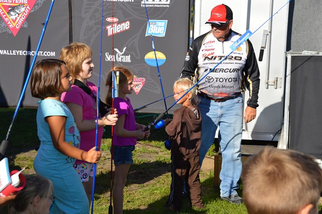 FF0BD869-69EB-4D29-92F3-8F561DE5C319